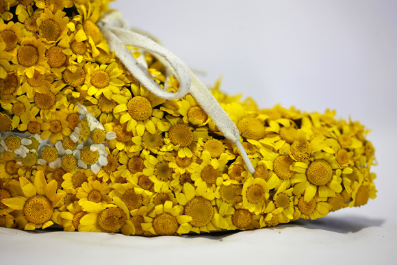 Nike_yellow_shoes_flowers_instagram_gros_plan1